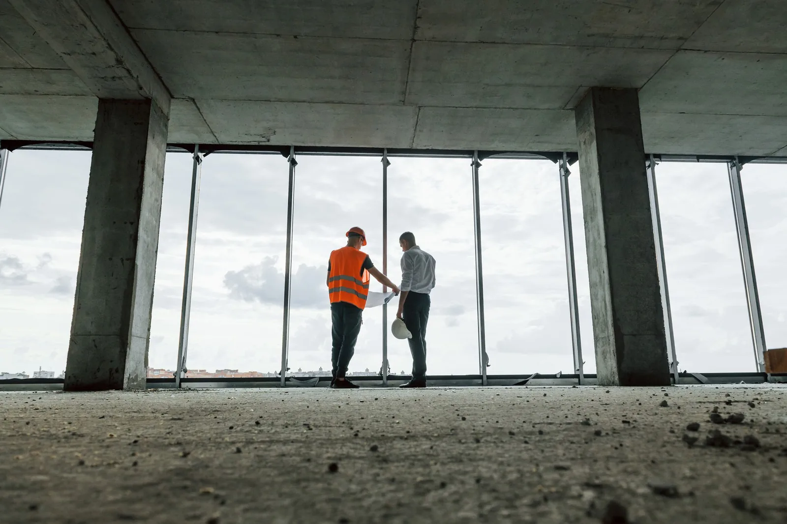 Profesionales del Programa Aliados recorriendo una obra en construcción